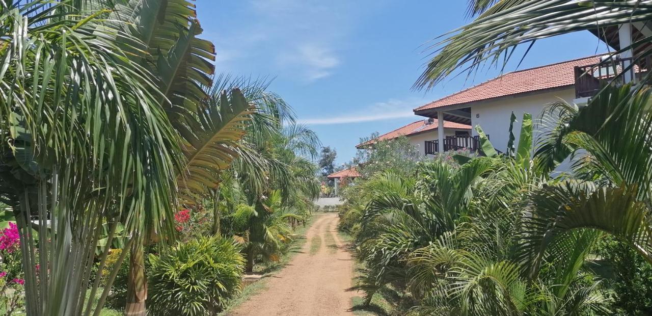 Ladja Beach Resort Ambalantota Luaran gambar